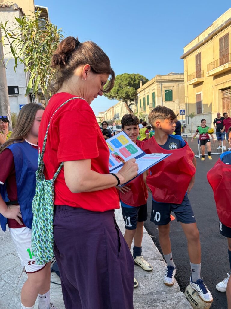 giovani calciatori con pettorina rossa aspettano i risultati del torneo